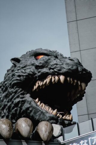 Photo by cocodillaa.com a statue of a large alligator with its mouth open