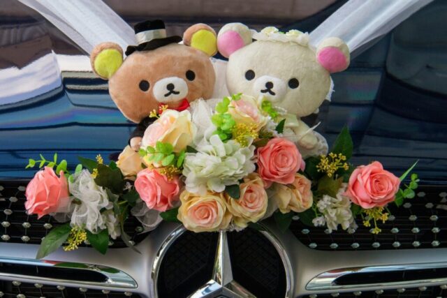Photo by Cocodillaa.com Mercedes-Benz wedding car with Rilakkuma and Korilakkuma wedding couple plush toy décor