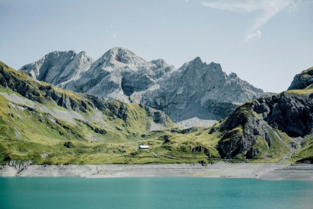 Photo by Cocodillaa.com green mountains