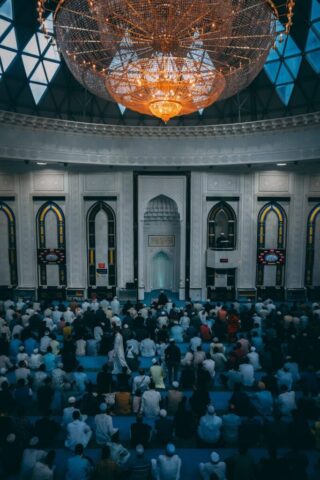 Photo by Cocodillaa.com A large group of people in a building