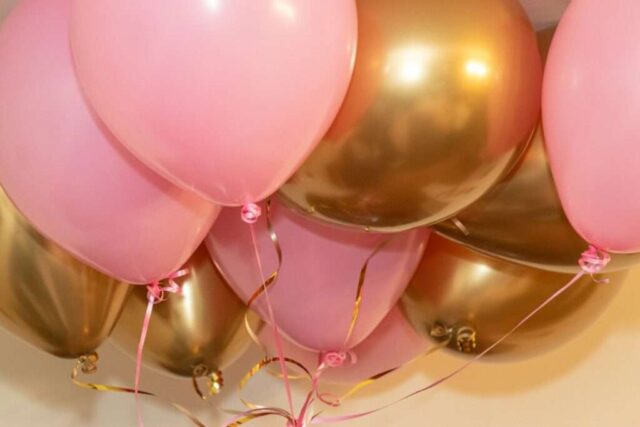 Photo by Cocodillaa.com A bunch of pink and gold balloons on a table