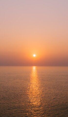 Photo by Cocodillaa.com sun setting over the sea