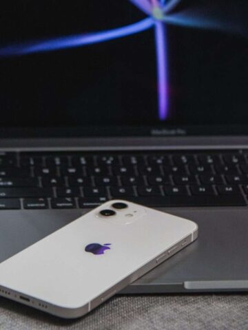 white iphone 4 on macbook pro