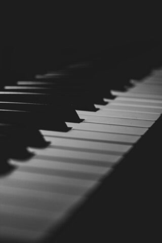 a black and white photo of a piano
