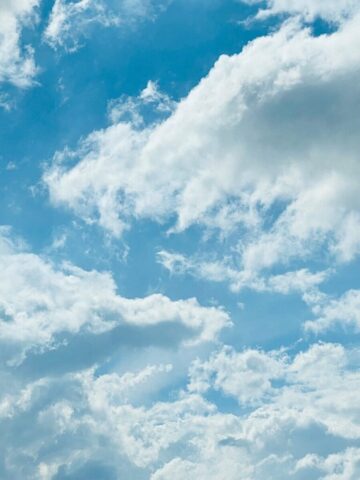 Photo by Cocodillaa.com a blue sky with white clouds