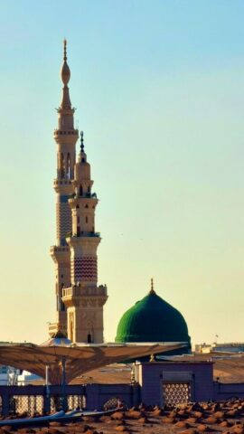 Photo by Cocodillaa.com A tall building with a green dome on top of it