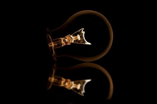 Photo by Cocodillaa.com two clear light bulbs