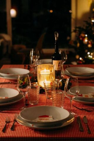 Photo by Cocodillaa.com wine glasses on red ceramic plate