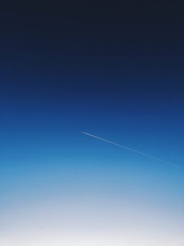 Photo by Cocodillaa.com white smoke trail in the sky