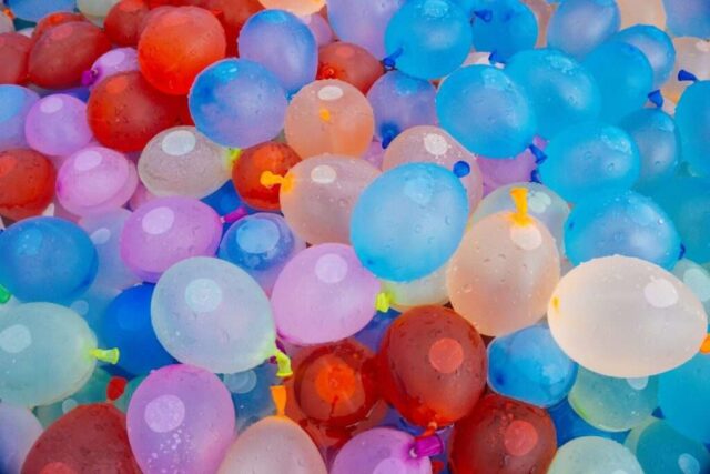 Photo by Cocodillaa.com A bunch of balloons that are all different colors