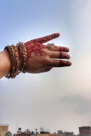 Photo by Cocodillaa.com a hand with a ring on it