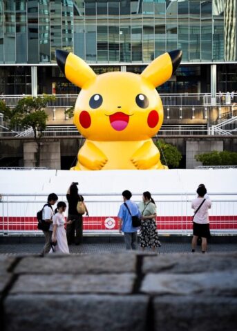 Photo by Cocodillaa.com A group of people standing in front of a giant pikachu