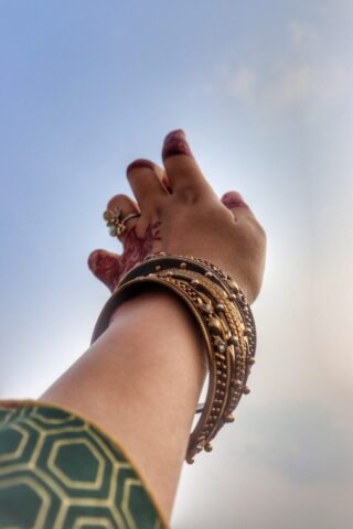 Photo by Cocodillaa.com a hand with a ring on it