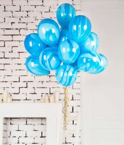 Photo by Cocodillaa.com blue balloons home decor