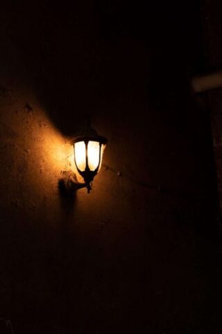 Photo by Cocodillaa.com a light on a wall