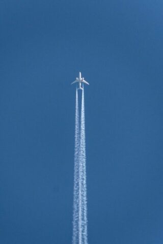 Photo by Cocodillaa.com plane doing contrail show
