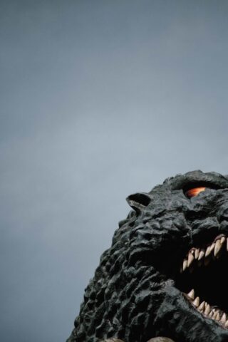 Photo by cocodillaa.com a statue of a dinosaur with its mouth open