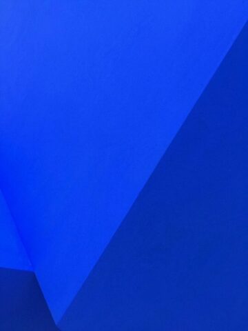 Photo by Cocodillaa.com blue and black wooden board