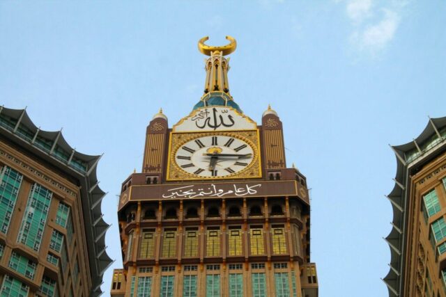 Photo by Cocodillaa.com a large clock on Abraj Al Bait