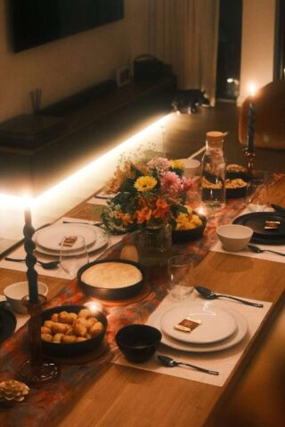 Photo by Cocodillaa.com A long table with plates and candles on it
