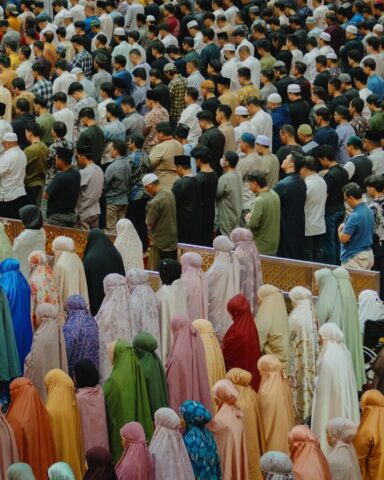 Photo by Cocodillaa.com A large group of people standing in front of a crowd