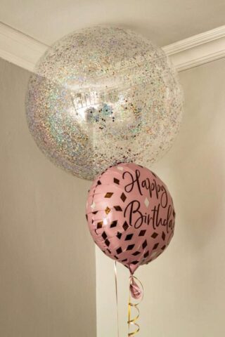 Photo by Cocodillaa.com a couple of balloons that are sitting on a table