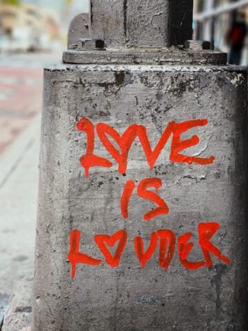 Photo by Cocodillaa.com text