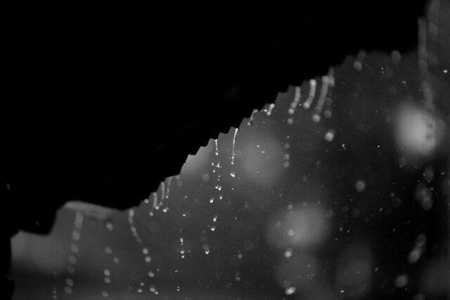 Photo by Cocodillaa.com crack glass with water drops