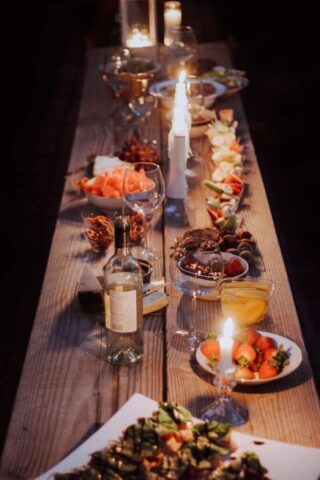 Photo by Cocodillaa.com a long wooden table with plates of food on it