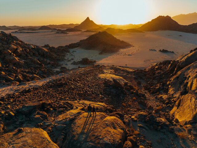 Photo by Cocodillaa.com the sun is setting over a desert landscape