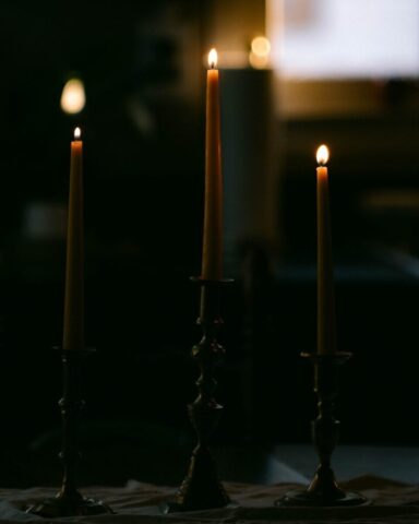 Photo by Cocodillaa.com A group of candles sitting on top of a table