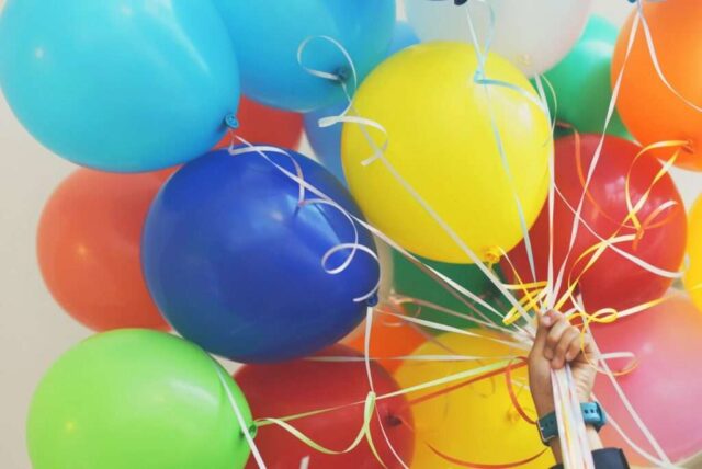 Photo by Cocodillaa.com person holding balloons