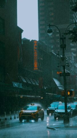 Photo by Cocodillaa.com a city street filled with lots of traffic on a rainy day