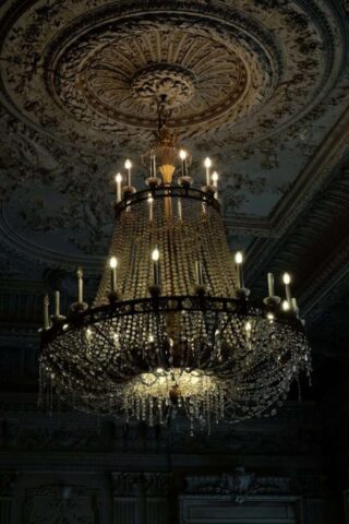 Photo by Cocodillaa.com a chandelier hanging from a ceiling in a room