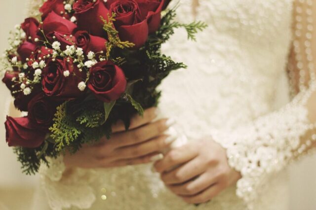 bride, bouquet, roses, bridal bouquet, rose bouquet, flower wallpaper, flower background, nature, beautiful flowers, floral arrangement, flower arrangement, red roses, bloom, blossom, flora, flowers, wedding