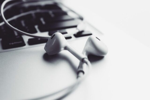 desk, laptop, computer, macbook, keyboard, macbook pro, tech, technology, apple, electronics, minimal, digital, computer hardware, computer keyboard, minimal tech, music, headphones, headset, listening, earphone, sound, earbuds, earphone, earbuds, earbuds, earbuds, earbuds, earbuds