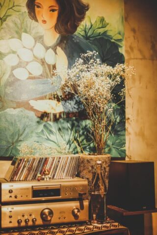 music player, relaxing space, vintage aesthetic, cozy, decor, decoration