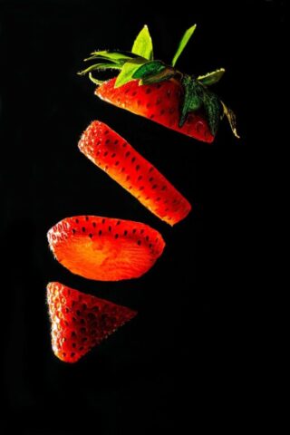 erdbeere, geschnittene erdbeere, strawberry, flying strawberry, fliegendes obst, obst, früchte, fruits, rot