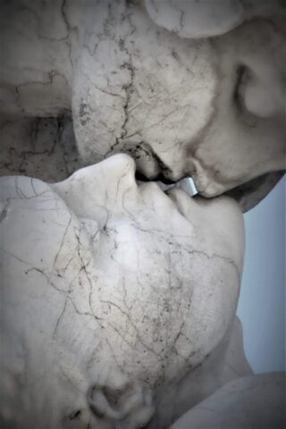 Photo by Cocodillaa.com a statue of a woman with her head in her hands
