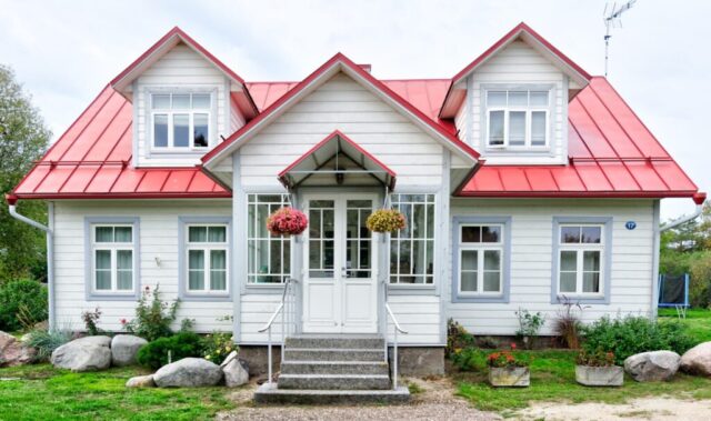 photo by Cocodillaa.com white and red house