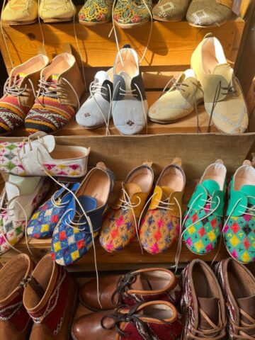 a bunch of shoes that are on a shelf