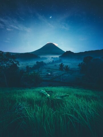 Photo by Cocodillaa.com mountain near green trees at night