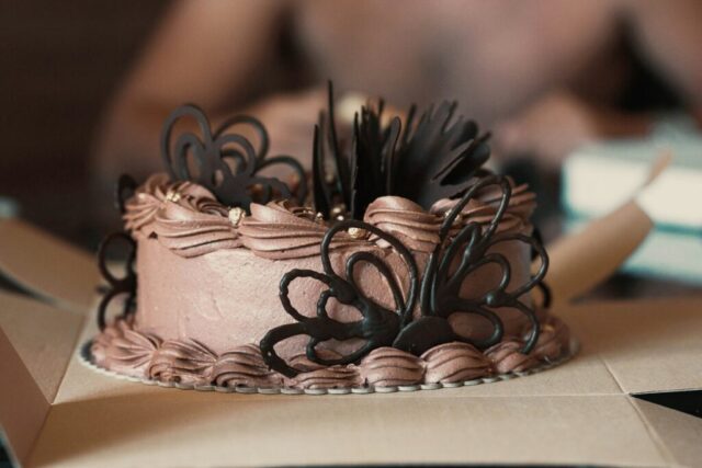 Photo by Cocodillaa.com a chocolate cake with chocolate frosting
