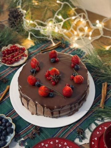 Photo by Cocodillaa.com a chocolate cake with berries on top of it