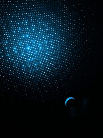 Photo by Cocodillaa.com a black background with a blue dot pattern
