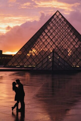 Photo by Cocodillaa.com a couple kissing in front of a pyramid