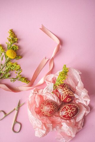 Photo by Cocodillaa.com white and red bouquet of flowers