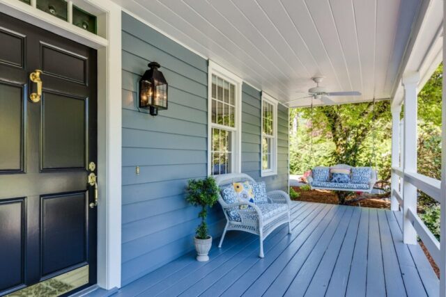 photo by Cocodillaa.com a porch with two chairs and a table on it
