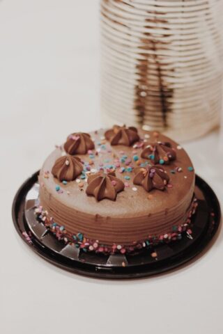Photo by Cocodillaa.com round chocolate coated cake